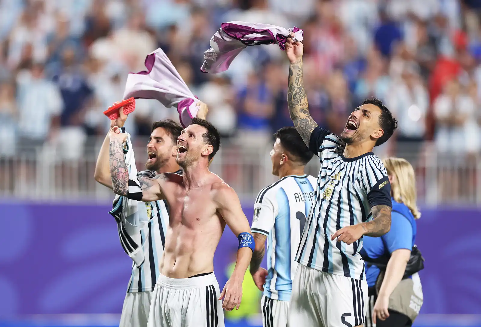ميسي يحتفل مع جماهير الأرجنتين بعد الفوز على سويسرا