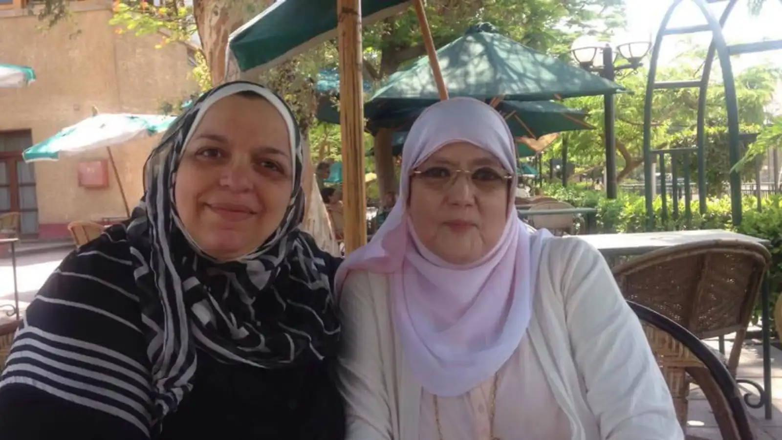 الفنانة المصرية المعتزلة شمس البارودي (يمين) في أحدث ظهور