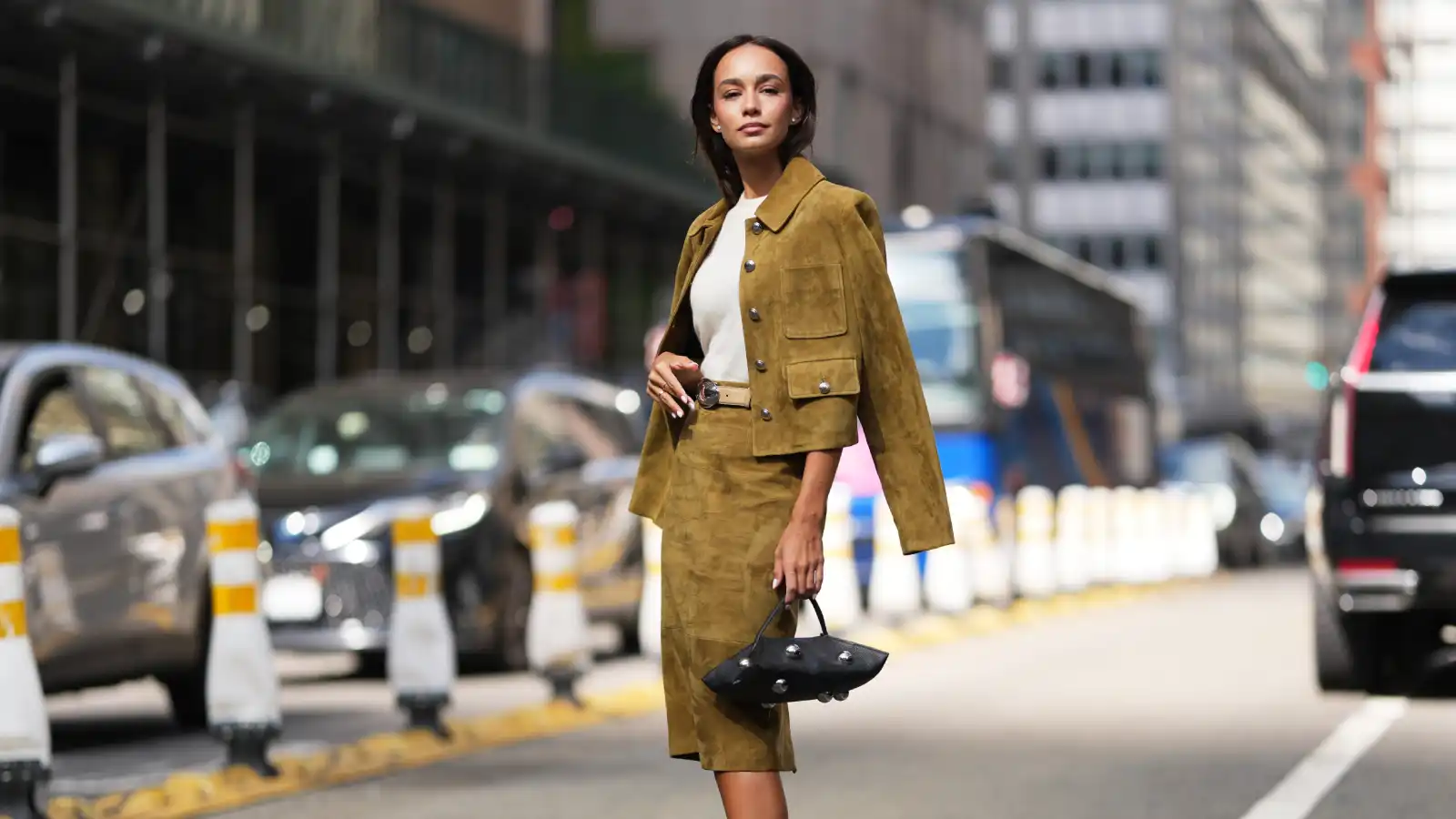 الـPencil Skirt تفرض حضورها في خريف 2026