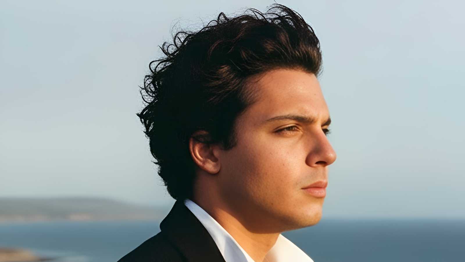 خالد منيب يهدي أول ألبوماته لروح عامر منيب