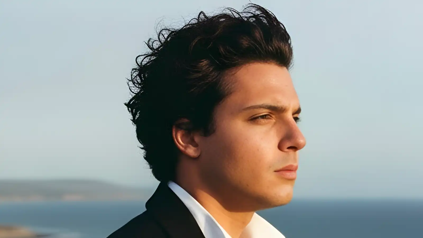 خالد منيب يهدي أول ألبوماته لروح عامر منيب