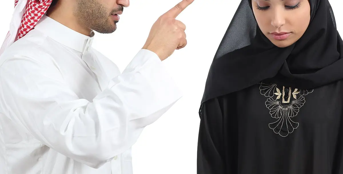 بالفيديو.. ضابط من الشرطة الدينية بالسعودية يهين النساء في الشارع!