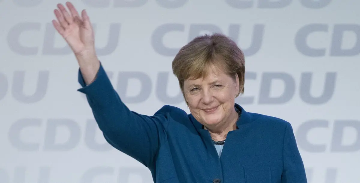 وزير الداخلية الألماني يرفض مصافحة أنجيلا ميركل بسبب كورونا 