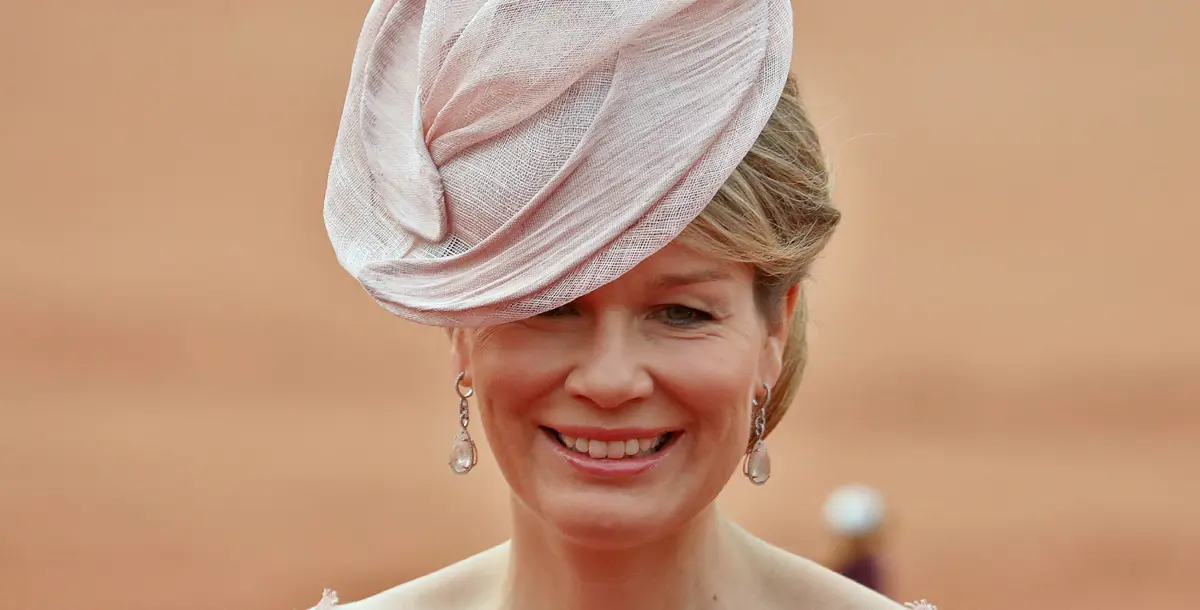 الملكة البلجيكية "ماتيلدا" تلتقي عامة الشعب الهندي بالتنورة الصفراء
