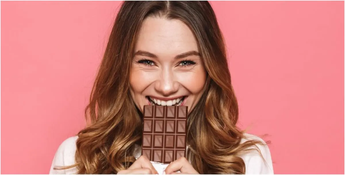 ماذا يحدث لجسمك عند تناول الشوكولاتة بشكل يومي؟