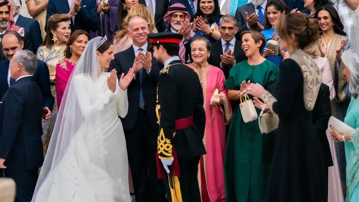 الملكة رانيا تبارك للعروسين.. وتنشر صورا جديدة من زفاف الحسين ورجوة