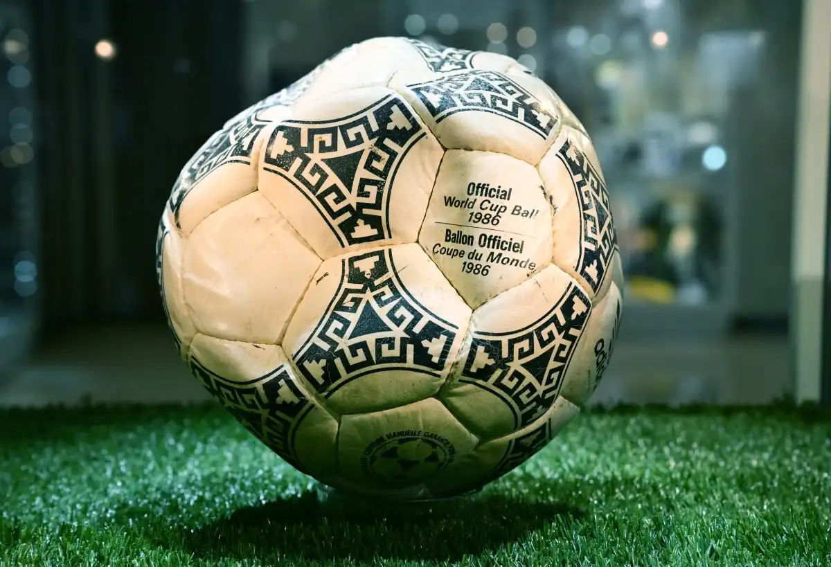 بيع كرة "يد مارادونا" في 1986 بـ 3.3 مليون دولار