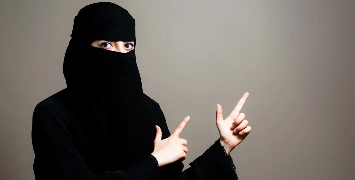 بعد "فتاة المطعم".. سعودية تثير الجدل وهي تطارد متحرّشين