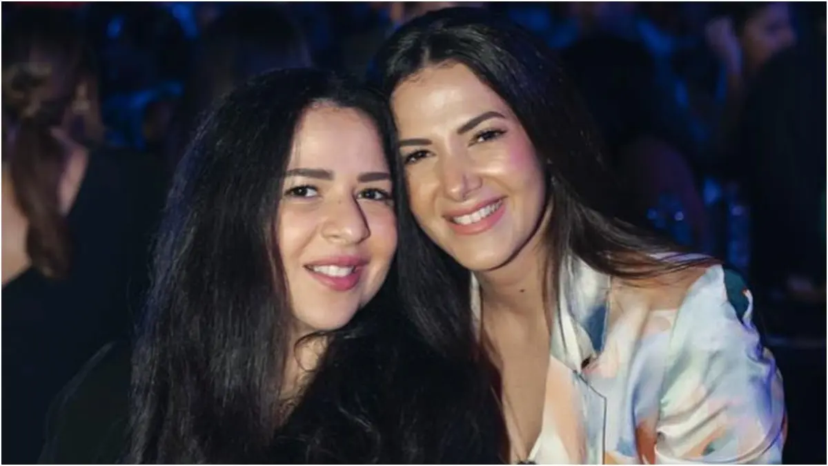 إيمي ودنيا سمير غانم وصديقاتهما يتابعن "تسليم أهالي" في السينما