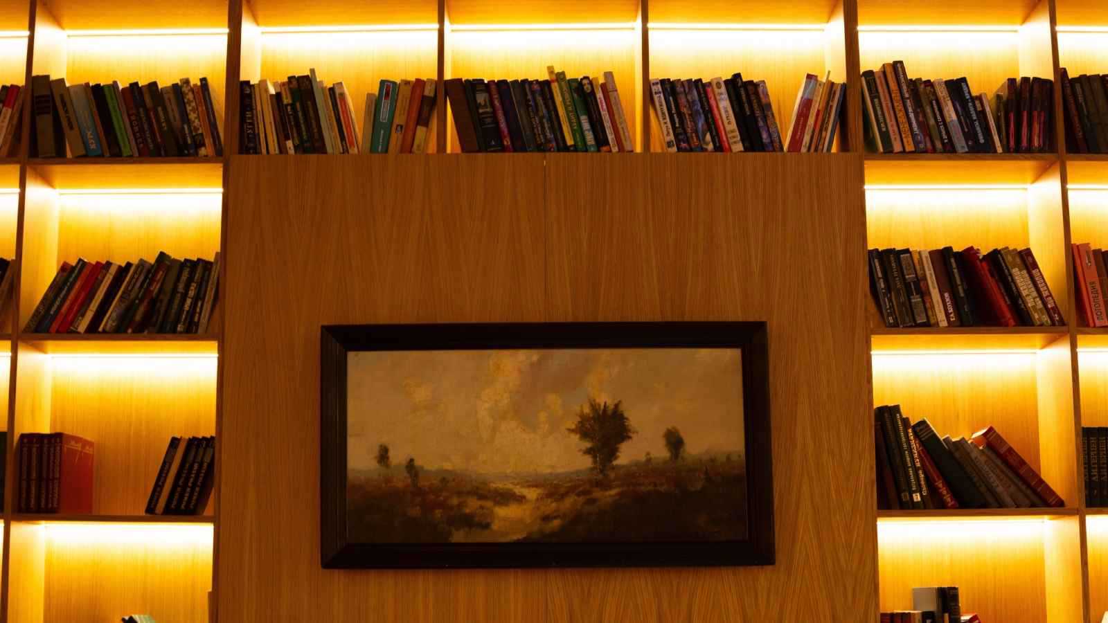 أفكار تنسيق مكتبة منزلية خشبية لركن رمضان
