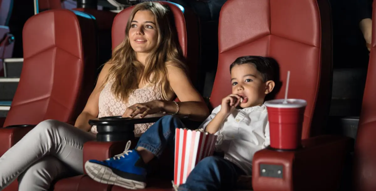 ما فائدة اصطحاب طفلكِ إلى السينما؟