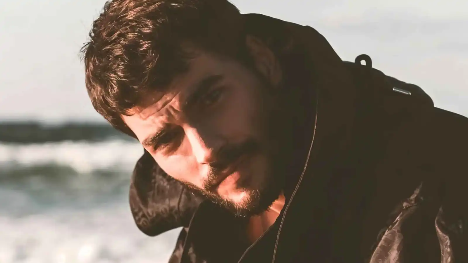 قلب مكسور غيّر حياته.. أكين أكينوزو يفاجئ جمهوره بخسارته وزنه