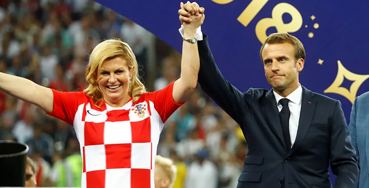 شاهدي.. رئيسة كرواتيا تخفّف عن منتخب بلادها باحتضان إيمانويل ماكرون!