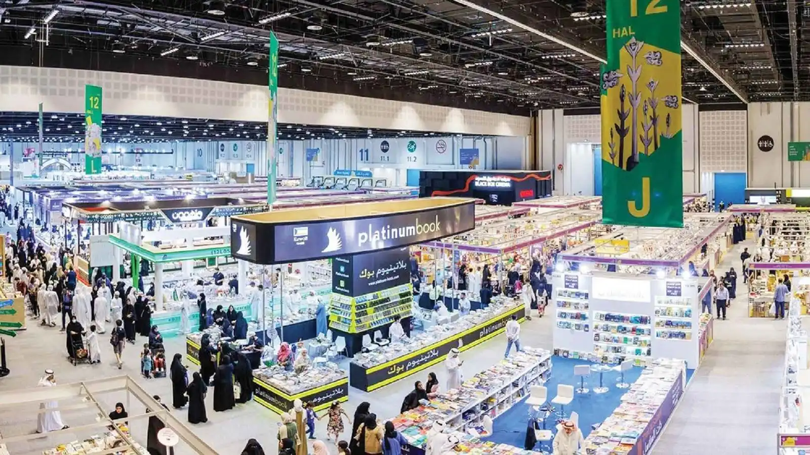 معرض أبوظبي للكتاب يتيح للزوار اقتناء الكتب بخصم 35%