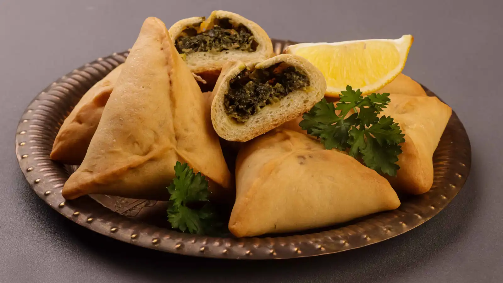 طريقة عمل فطائر السبانخ في البيت بعجينة طرية