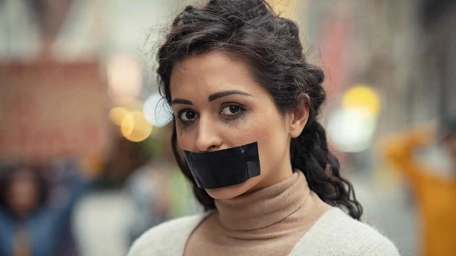 لماذا لا تشتكي المعنَّفة منزليًا وتفضّل الصمت؟