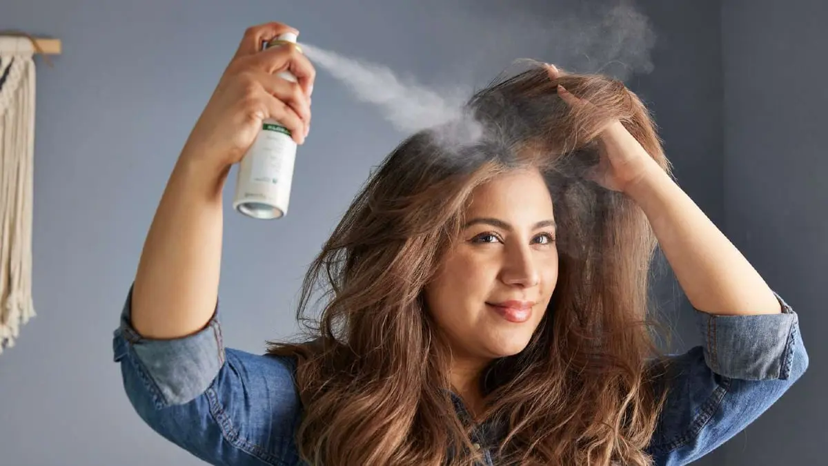 هل استخدام نشا الذرة كشامبو جاف آمن على الشعر؟
