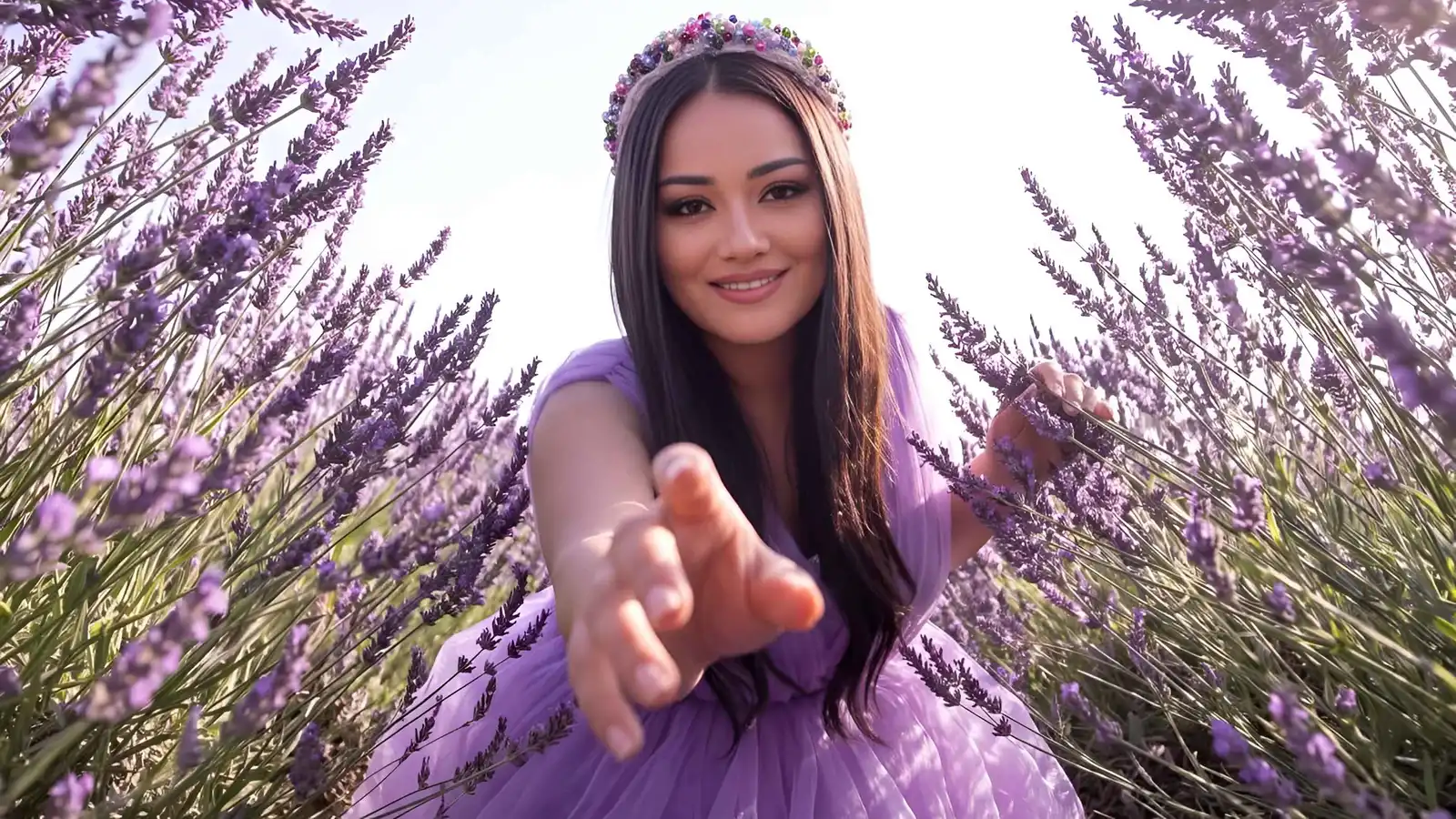راندا البحيري تحتفل بعيد ميلادها برسالة مؤثرة ومي عز الدين تهنئها
