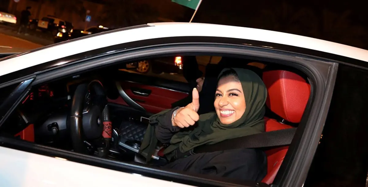 إخلاص البلوشي.. أول سعودية تعمل كسائقة بـ "أوبر"!