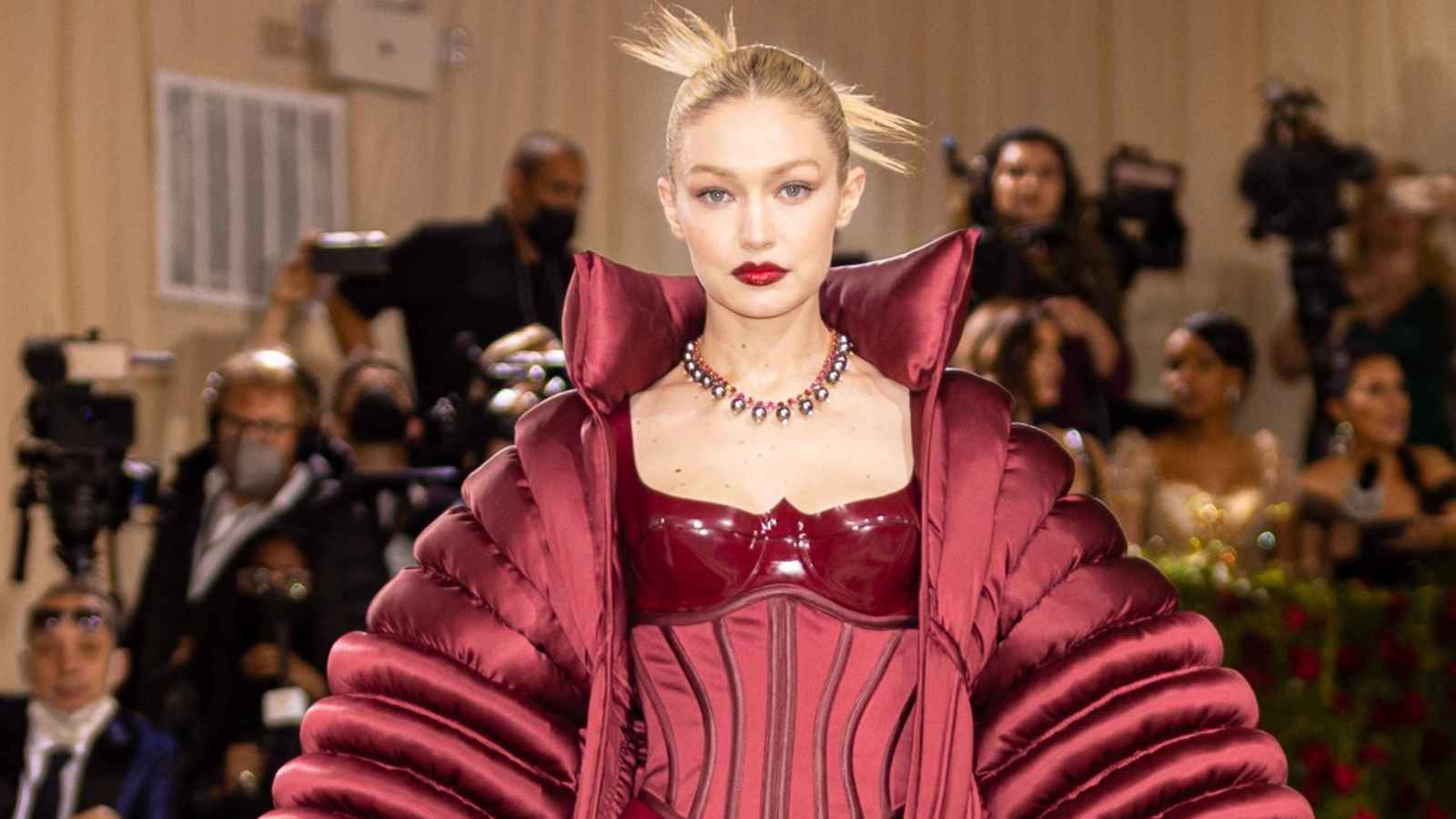 تاريخ الـ“Met Gala”... إطلالات خالدة لا تُنسى | فوشيا