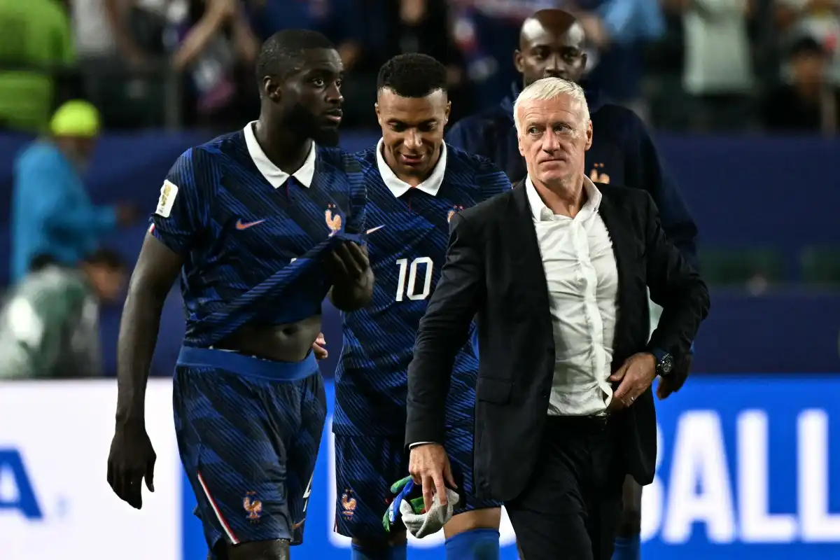 مدرب المنتخب الفرنسي يغادر معسكر كأس العالم بعد وفاة والدته