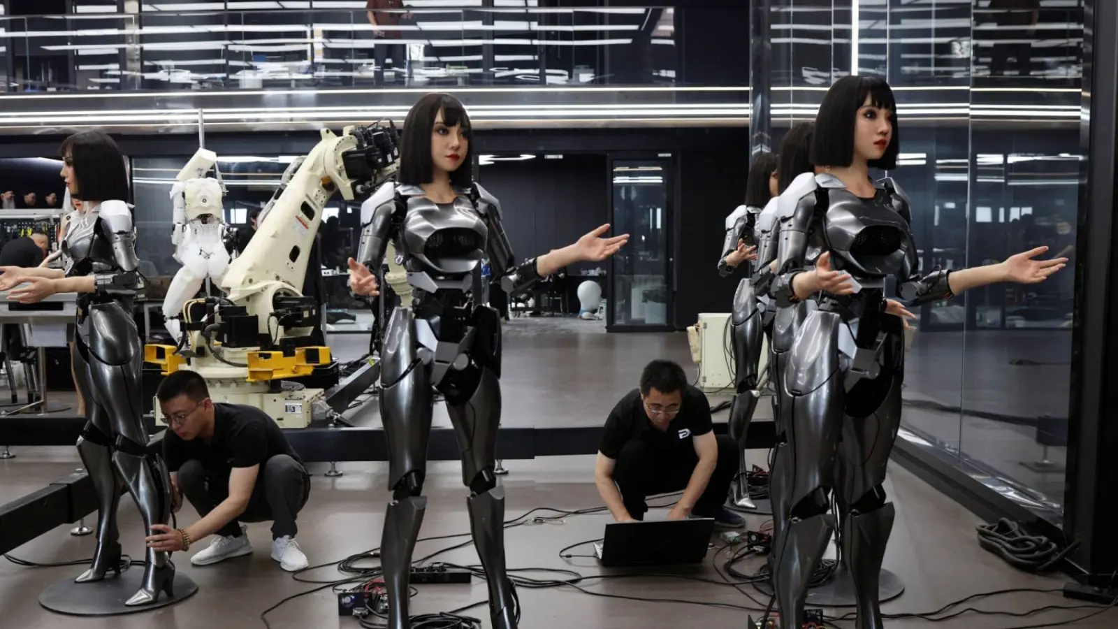 تطوير روبوتات بشرية يمكنها التعبير عاطفيا في الصين (صور)