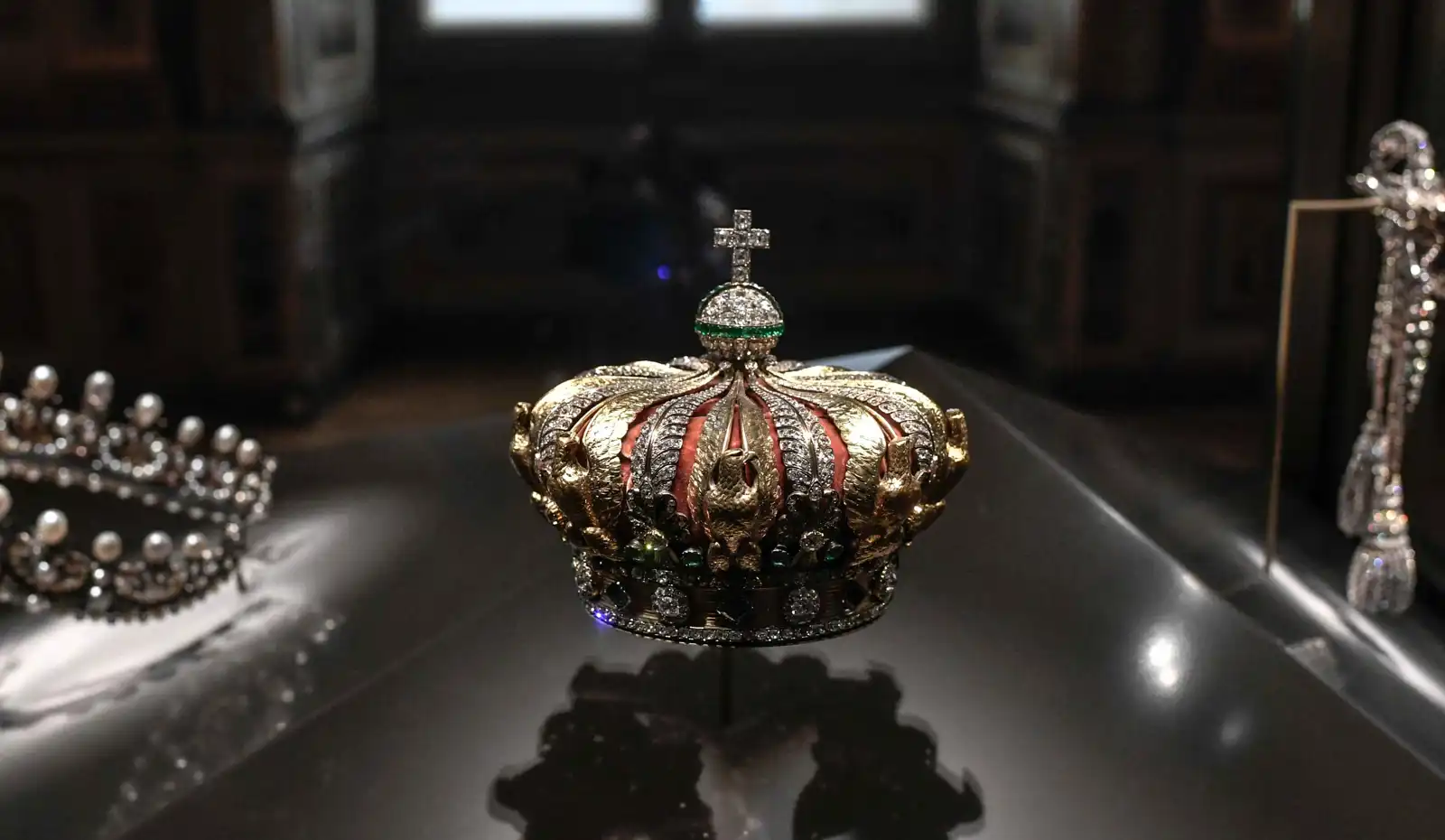 قصة تاج الإمبراطورة أوجيني الذي نجا من سرقة متحف اللوفر