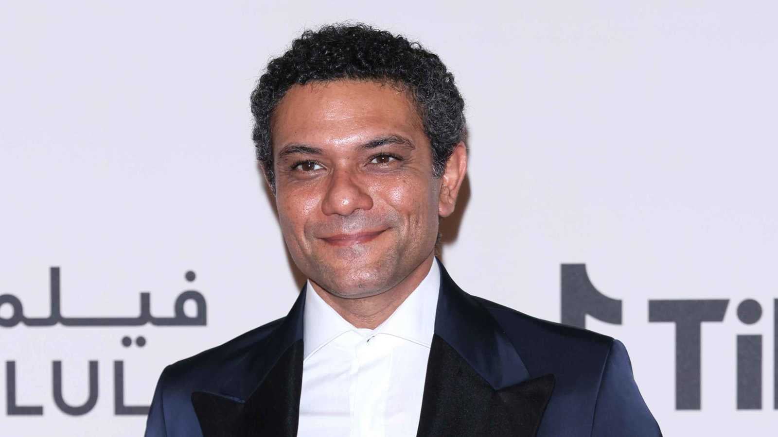 آسر ياسين وزوجته يفاجئان عروسين برقصة في أحد شوارع القاهرة