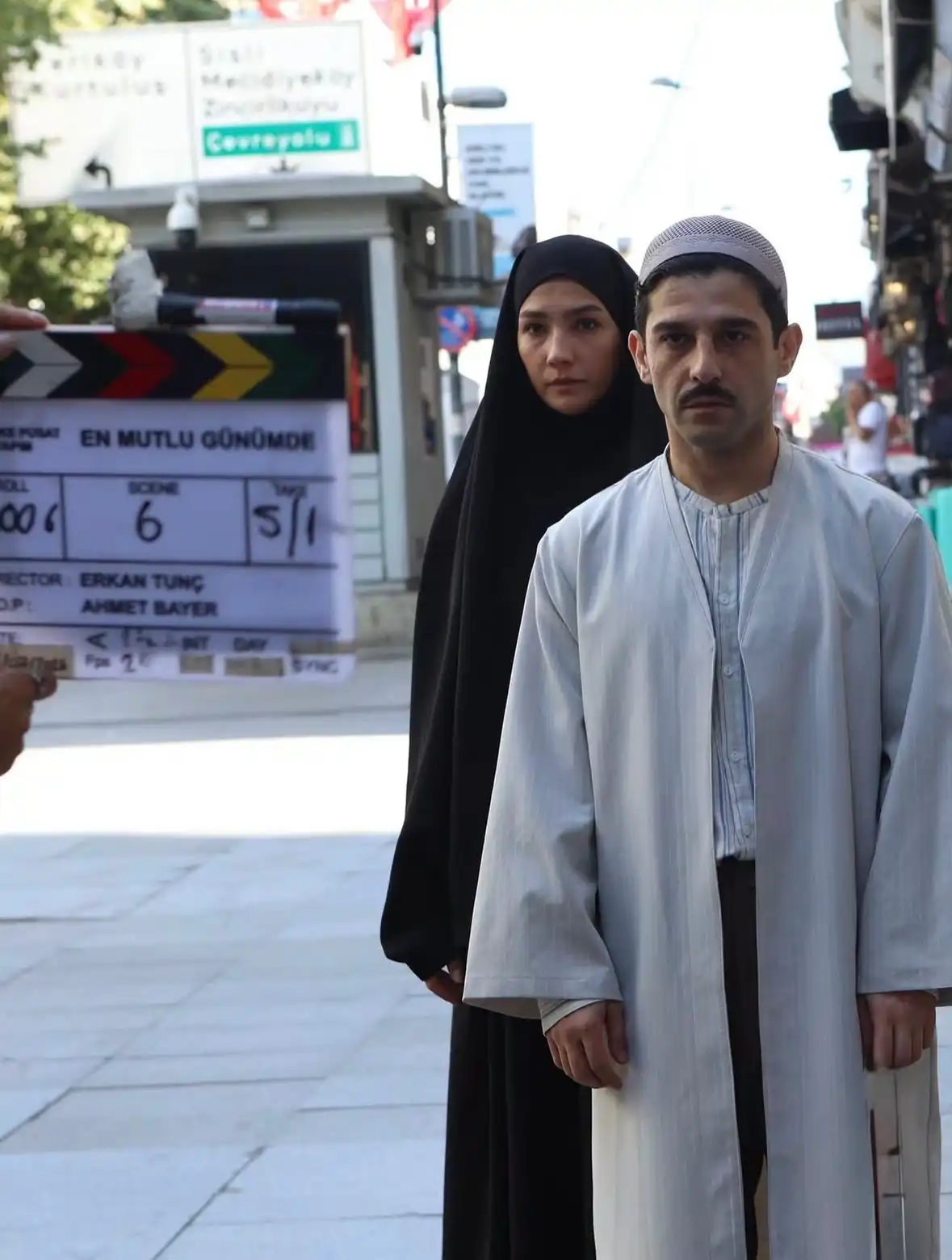 أيبوكي بوسات بالحجاب الكامل في أولى صور فيلمها الجديد En Mutlu Günümde