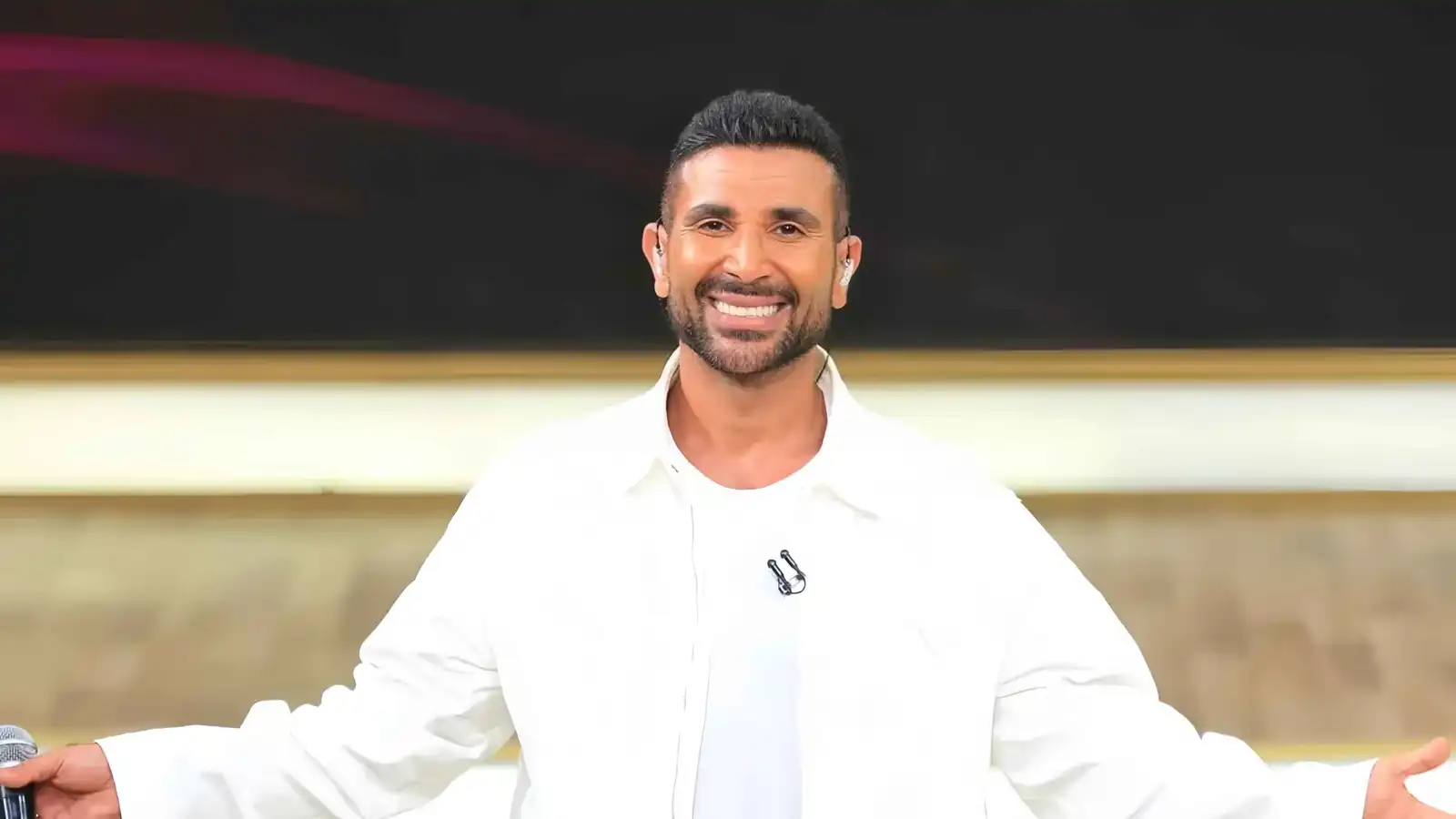 أول ظهور للفنان أحمد سعد من المستشفى بعد الحادث