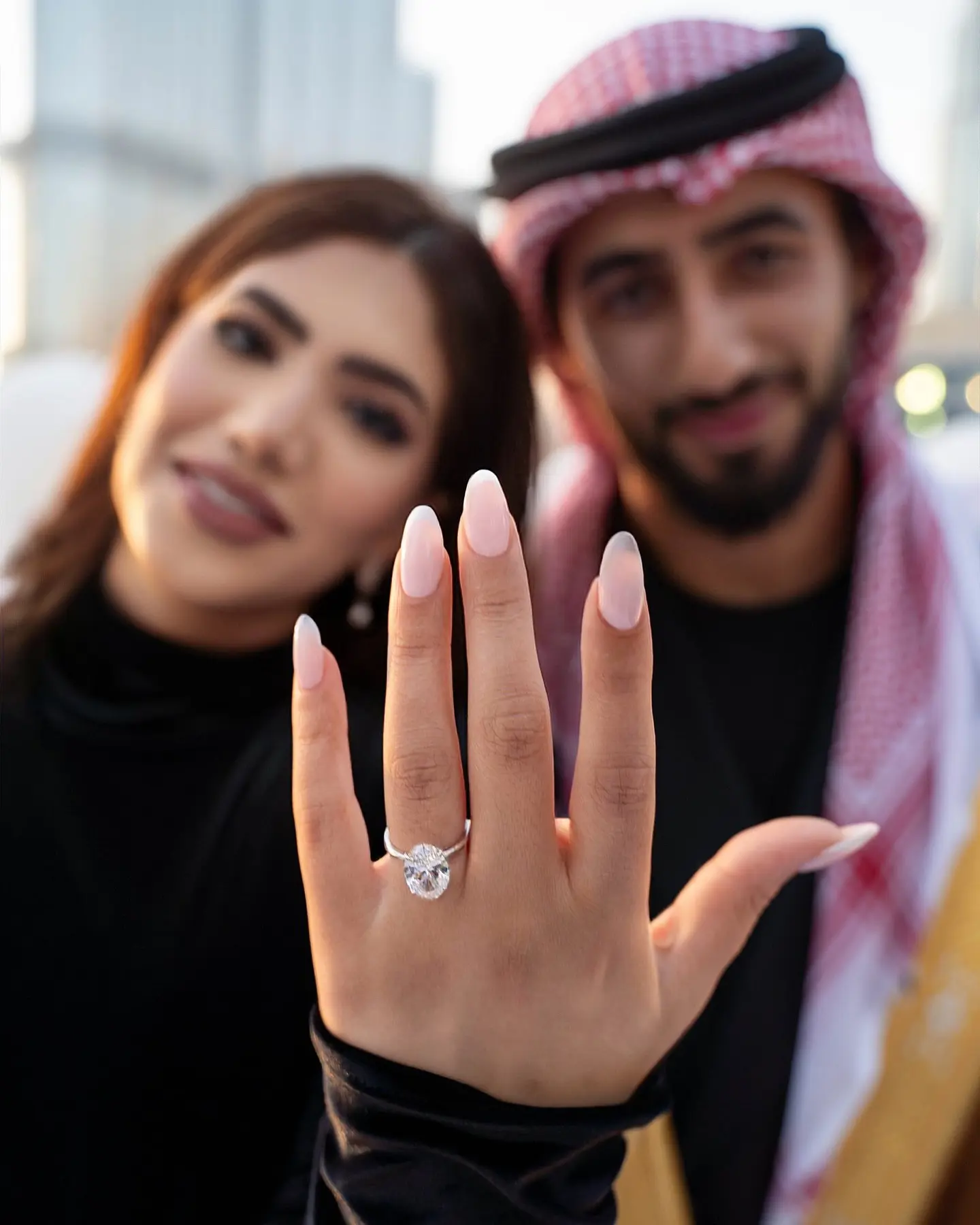 نور ستارز تستعرض خاتم خطوبتها