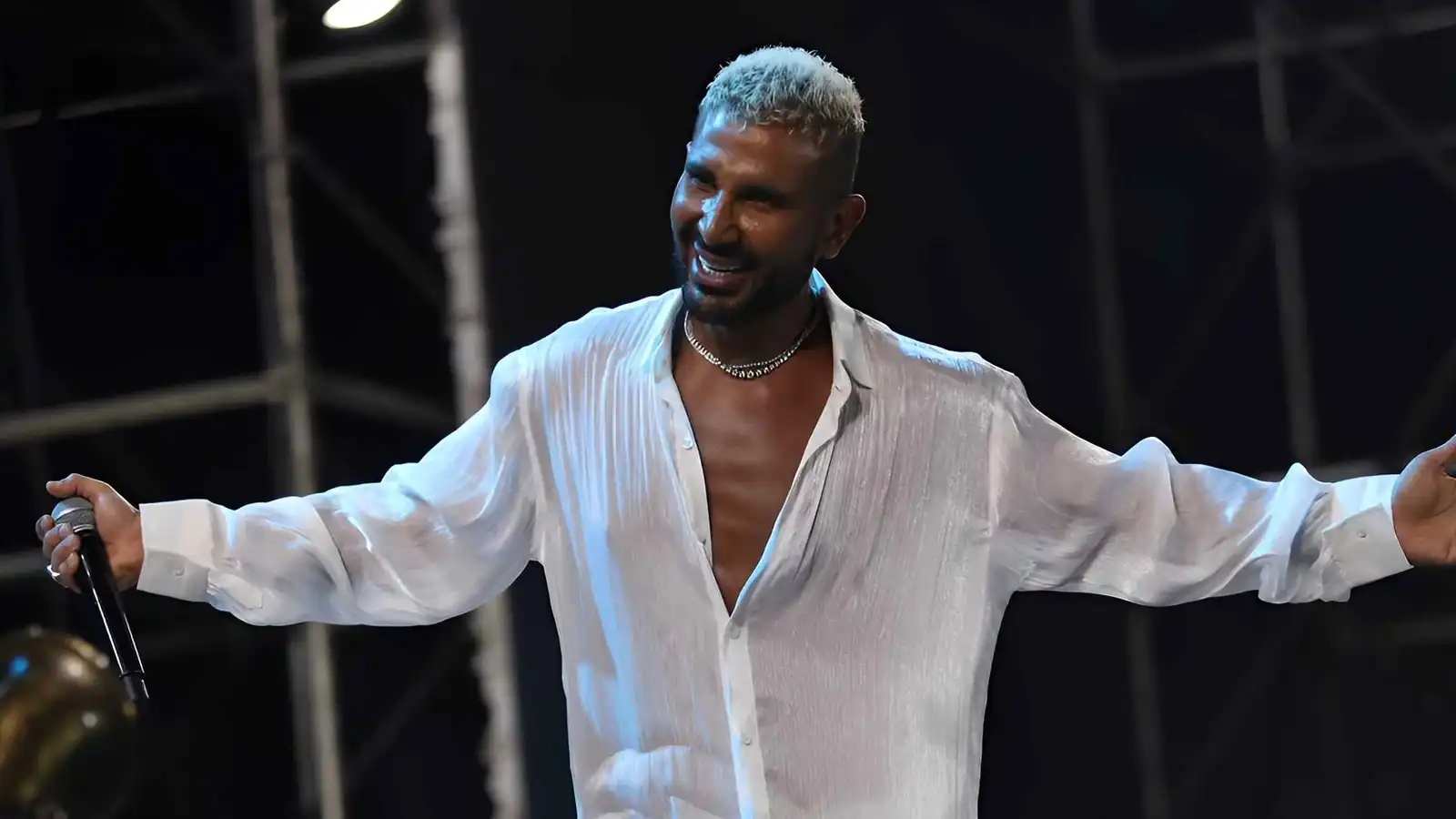 أحمد سعد يكشف هوية نجمة ديو "كده كده"