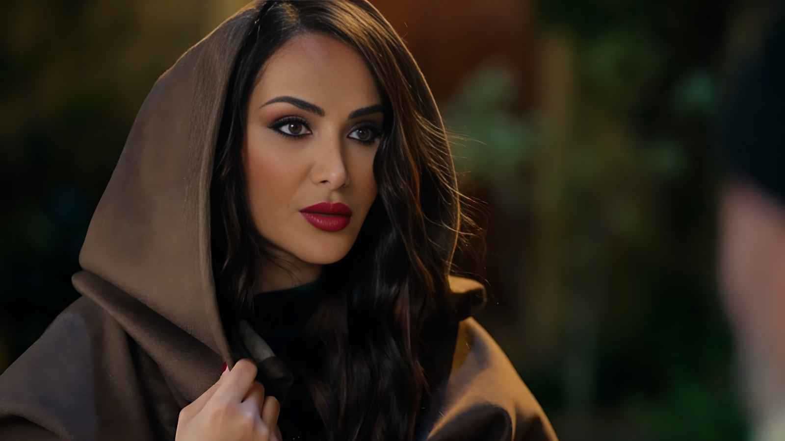 قمر خلف تتصدر الترند بشخصية "فاتنة" في مسلسل "مولانا"