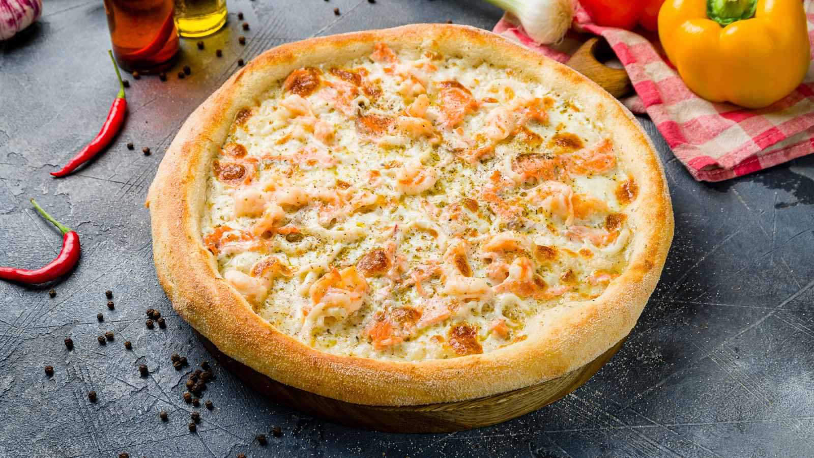 أفضل طريقة لتحضير بيتزا السي فود بعجينة قطنية وهشة 