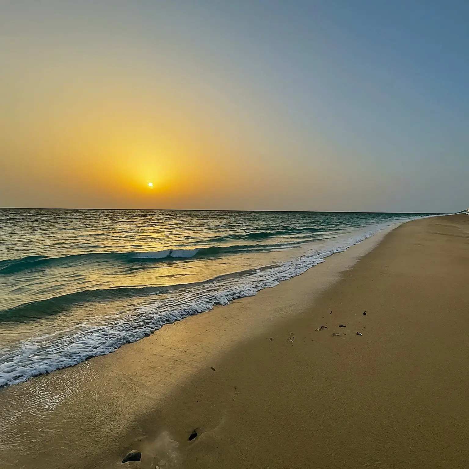 شاطئ الرمال الفضية في جدة