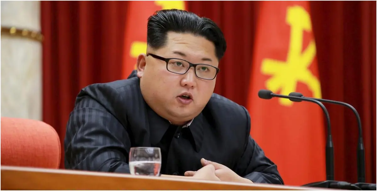 كمامة مرافق لزعيم كوريا الشمالية تثير شكوكا وضجة.. ما قصتها؟