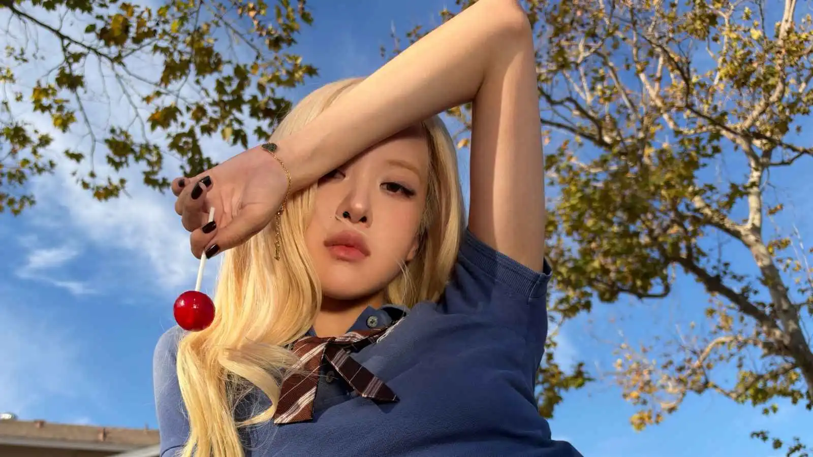 روزي من "بلاكبينك" تسخر من شائعات تعديل صورتها مع هاتف آيفون
