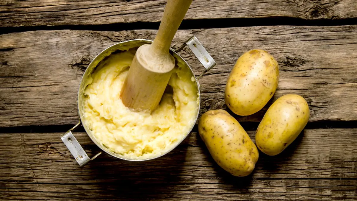 كيف تبقين البطاطا المهروسة دافئة طوال فترة العشاء؟