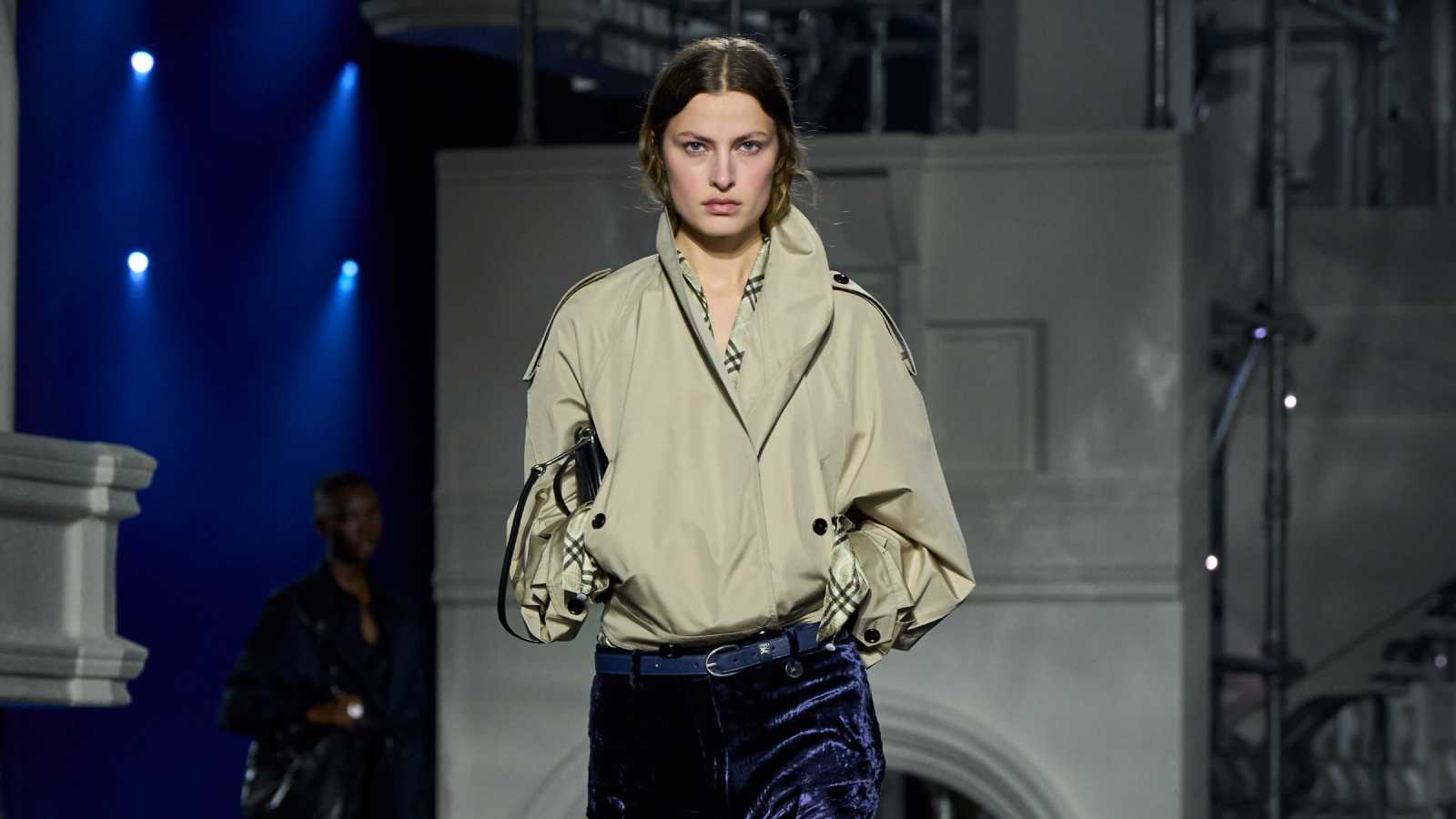 Burberry تختتم أسبوع لندن للموضة بأناقة بريطانية متجددة