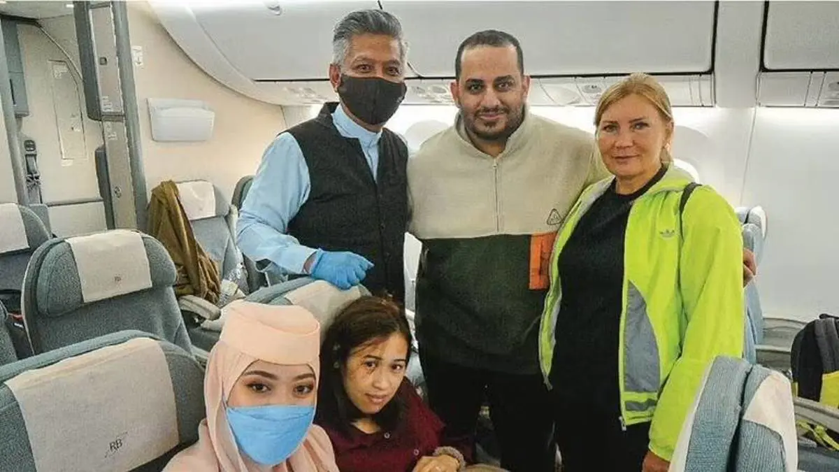 طبيب سعودي يقوم بتوليد سيدة حامل على متن طائرة