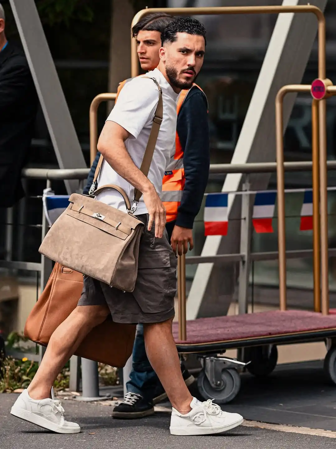 ريان شرقي يحمل حقيبة Hermès