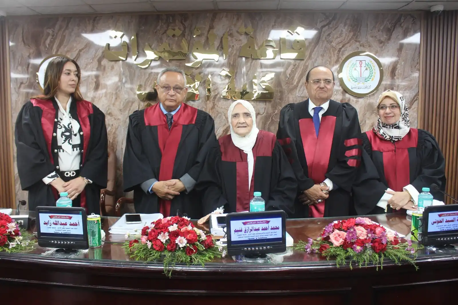 آمال إسماعيل خلال مناقشتها رسالة الدكتوراة