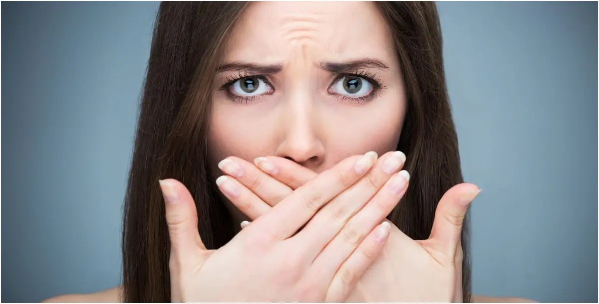 رائحة الفم الكريهة أكثر ما يحرج المرأة.. ما سببها؟