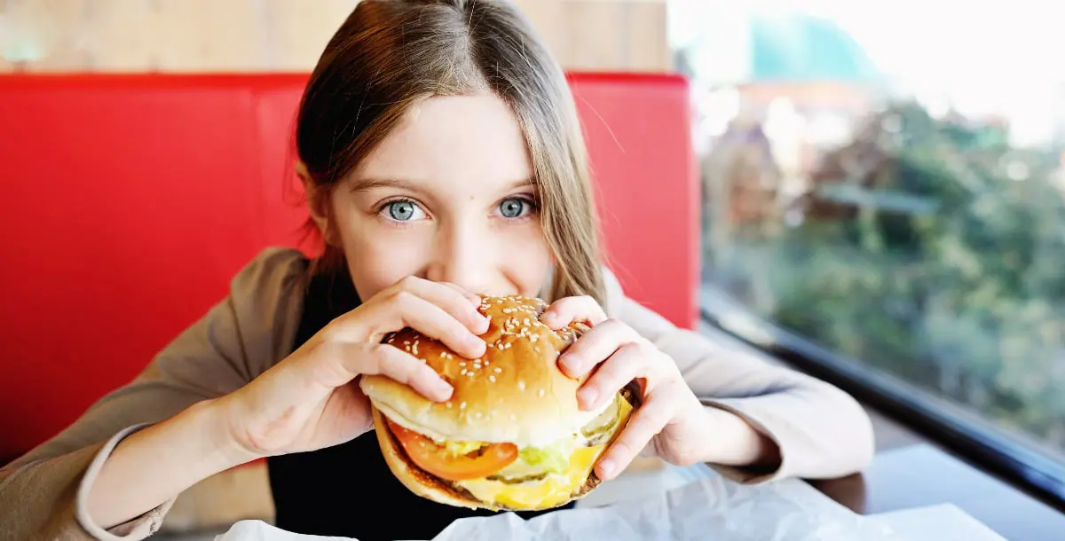 ما سرّ حب الأطفال للوجبات السريعة أكثر من الأكل البيتي؟