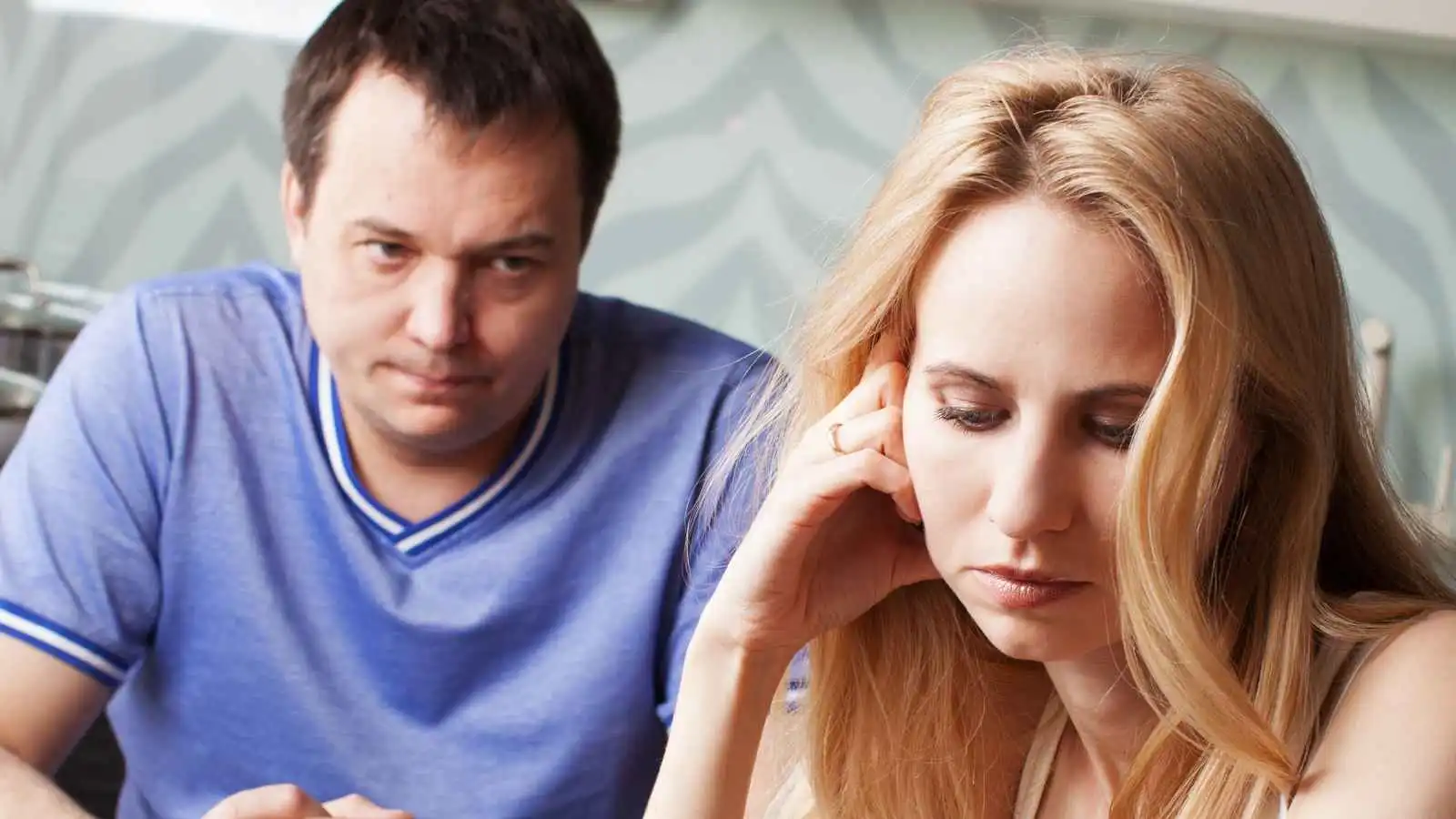 كيف تتعاملين بذكاء مع زوجك الذي يقارنك بغيرك