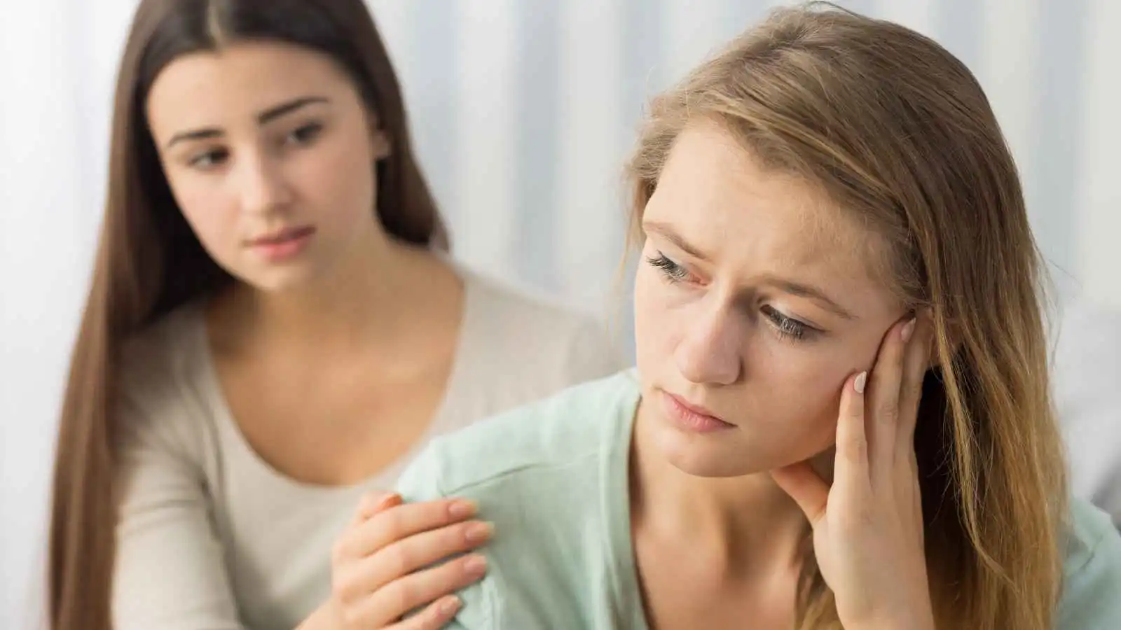 كيف تدعمين صديقتك دون أن تتسببي في تعميق أزمتها