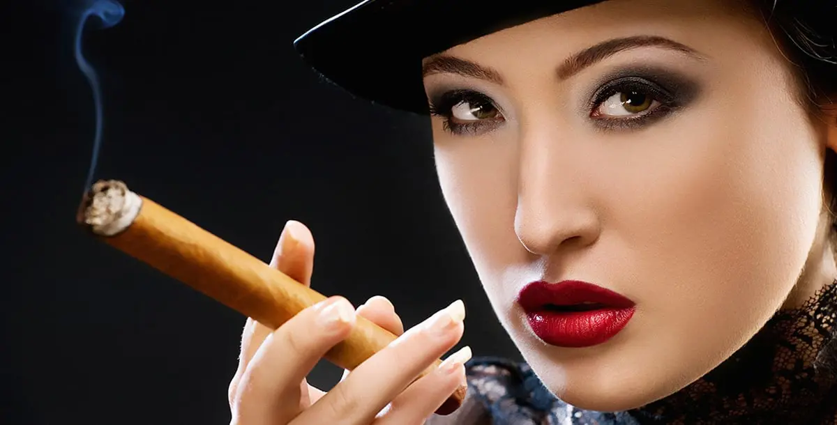 هل يليق بالمرأة تدخين السيجار؟ وهل تثير الرجل بسيجارها؟