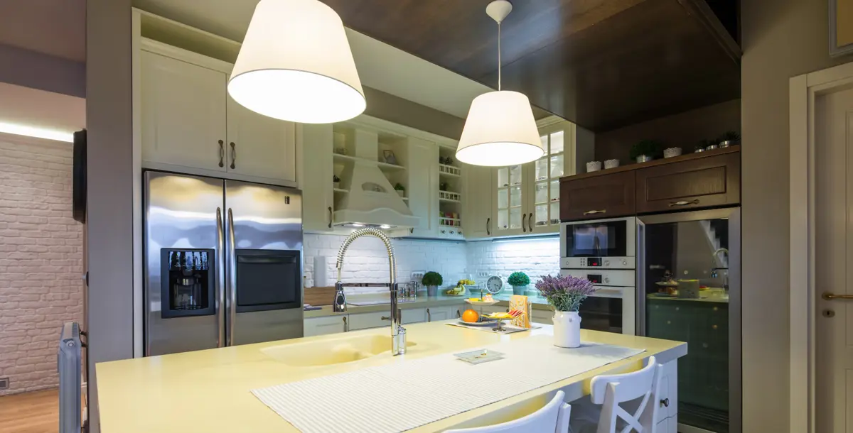 إضاءة عصرية لمزيد من الراحة والجمالية في مطبخكِ