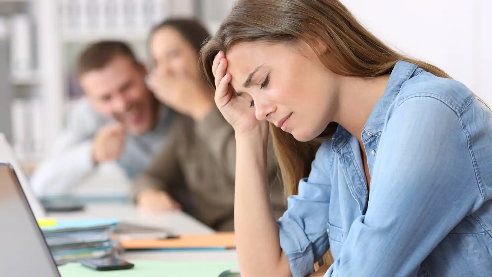 كيف تتعاملين مع ألم الرفض الاجتماعي وتجاوز الصدمة