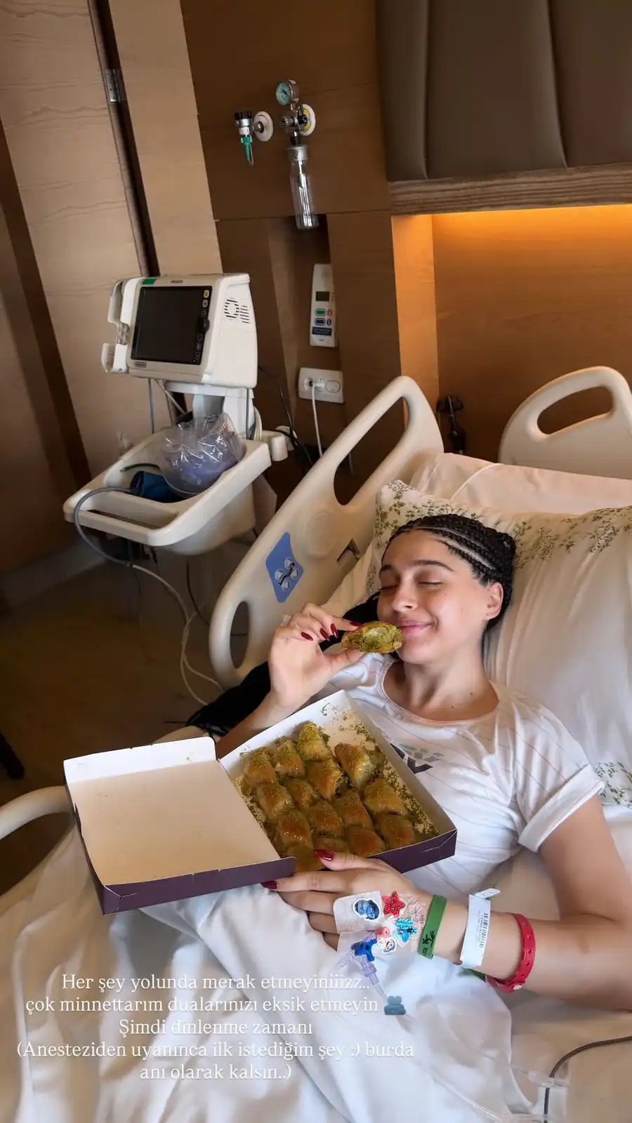جيمري بايسال تأكل البقلاوة بعد عمليتها الجراحية